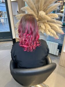Cheveux avant et après rose intense à Lille – Couleur éclatante et soin capillaire professionnel