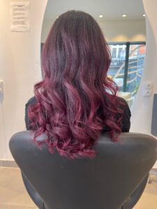 Réalisation d’une coloration sur cheveux bruns avec balayage et Air Touch – Jeu de contrastes et profondeur de couleur