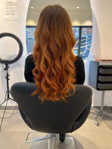 Avant / après couleur cheveux cuivrés naturels à Lille – Expertise coloration La Maison du Coloriste