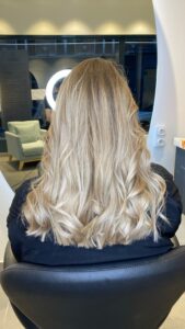 Mèches et balayage Air Touch sur cheveux colorés – Harmonie des nuances et reflets éclatants