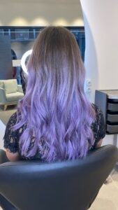 Application d’une coloration professionnelle avec technique de balayage – Résultat naturel et lumineux à Lille