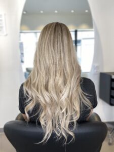 Mèches Air Touch sur cheveux blond– Éclaircissement naturel et harmonieux