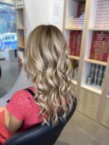Technique Air Touch sur cheveux longs – Balayage subtil et dégradé à Lille