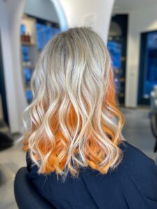 Cheveux avant et après blond beige naturel avec une originalité cheveux cuivré à Lille – Couleur sur mesure par un coloriste expert