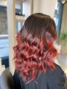 Résultat avant / après coloration rouge naturelle à Lille – Brillance et intensité par un coloriste expert