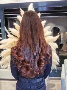 Résultat d’une coloration végétale rouge cuivré à Lille – Reflets vibrants et soin doux