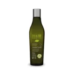 Shampoing Hairborist Harmony Clean posé sur une pierre naturelle avec feuilles de menthe et argile, illustrant son pouvoir purifiant pour cuirs chevelus gras.