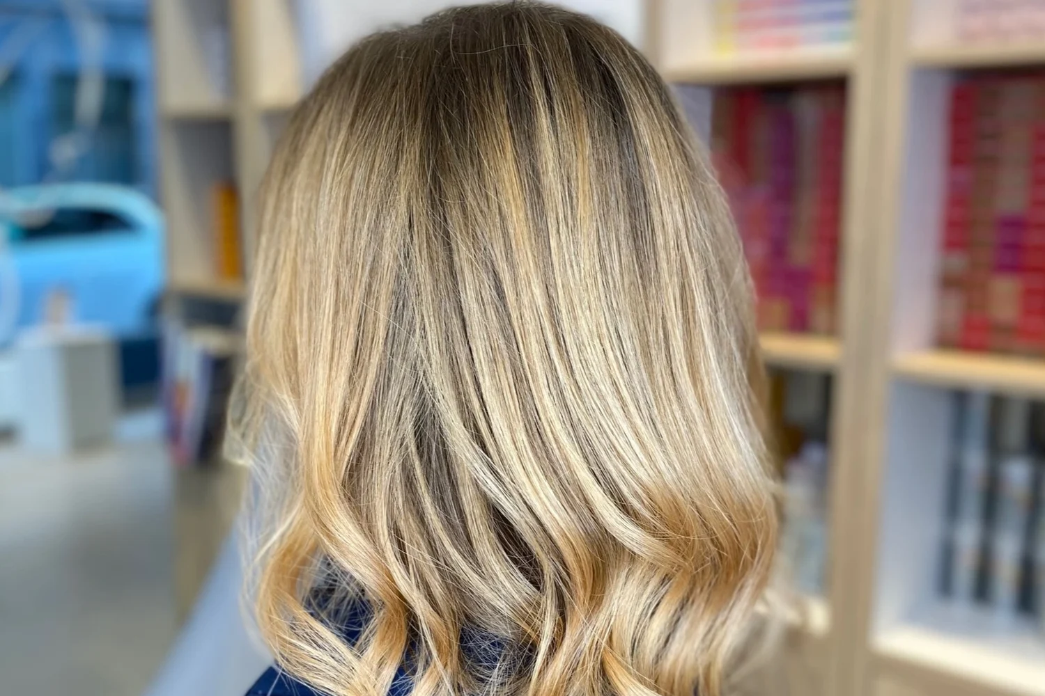 femme avec un balayage cheveux blonds à lille