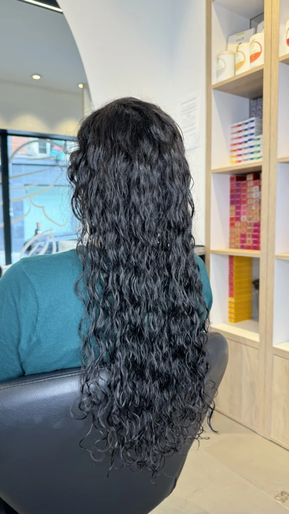 soins pour les cheveux bouclés Cheveux crépus soin Entretien des boucles Produits hydratants boucles Leave-in cheveux bouclés Gel définissant boucles Astuces cheveux bouclés