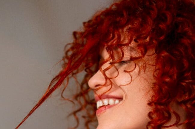 Femme aux cheveux colorés naturellement avec une teinture sans ammoniaque