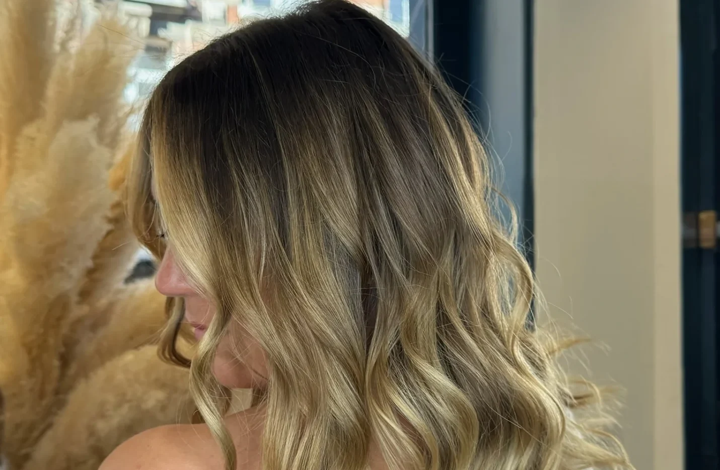 Coiffure ombre hair à Lille, technique de coloration dégradée pour un effet naturel et lumineux, réalisée par des experts en coiffure pour un résultat élégant et moderne.