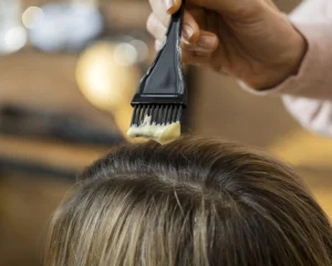 Application d’une coloration sans PPD dans un salon de coiffure à Lille