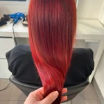 Coloration rouge vif sur cheveux courts, tendance et look audacieux.