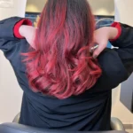 Coloration rouge intense sur cheveux longs, brillante et parfaitement entretenue.
