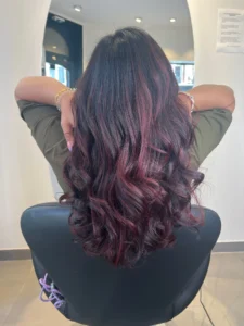 Cheveux brillants et sains après une coloration alternative sans produits chimiques