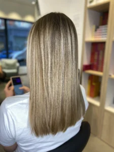 Inspiration de balayage tendance pour éclaircir vos cheveux avant les vacances d’été.