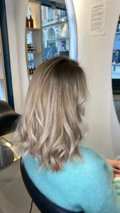 Balayage lumineux pour éclaircir vos cheveux naturellement avant l’été chez La Maison du Coloriste à Lille.