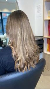 Technique d’éclaircissement sur-mesure pour sublimer et éclaircir vos cheveux sans les abîmer.