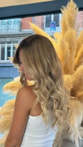 Balayage lumineux avec coloration Wella à Lille – résultat naturel et brillant