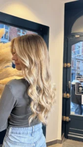 Avant/après coloration haut de gamme Wella Illumina Color à Lille – cheveux blonds lumineux
