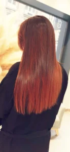 Technique de coloration végétale appliquée sur cheveux colorés chimiquement à Lille.