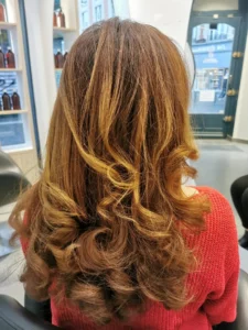 Coloration végétale aux pigments 100% naturels pour cheveux brillants et sains à Lille.