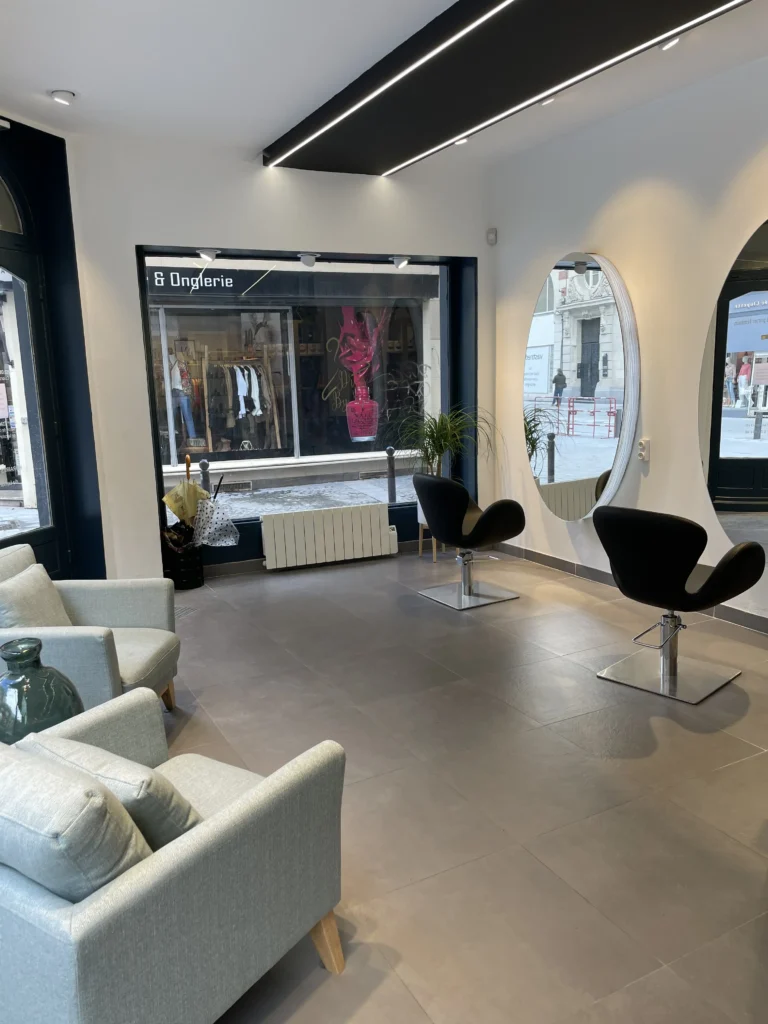 Ambiance chaleureuse, mobilier moderne : intérieur de La Maison du Coloriste à Lille (ex-Le Bar des Coloristes)