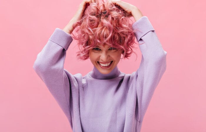 Femme avec coloration rose pastel réalisée par La Maison du Coloriste à Lille