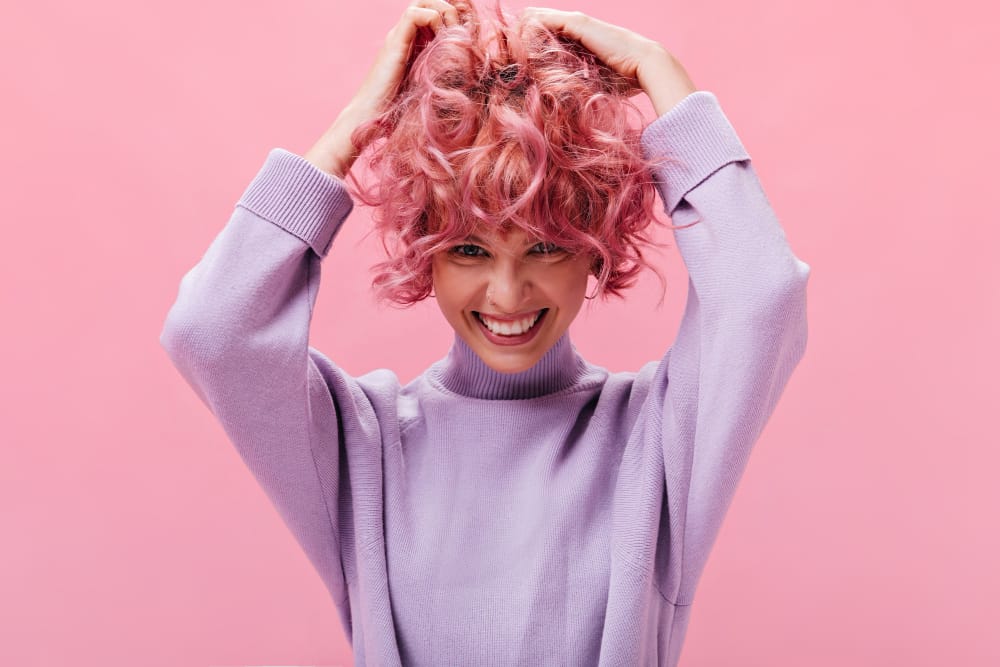 Femme avec coloration rose pastel réalisée par La Maison du Coloriste à Lille