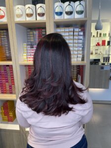 Coloration violine brune intense – soin protecteur et éclat durable à La Maison du Coloriste Lille