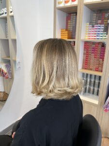 Balayage blond polaire sur base châtain – création sur mesure à La Maison du Coloriste Lille