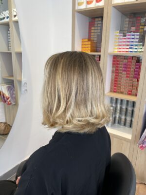 Balayage blond polaire sur base châtain – création sur mesure à La Maison du Coloriste Lille