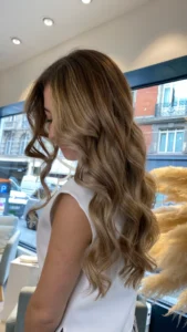 Cheveux avant et après un balayage lumineux et naturel suici d'une coloration sur mesure à Lille