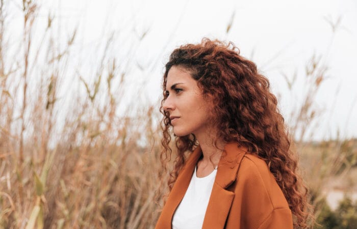 femme chevelure caramel