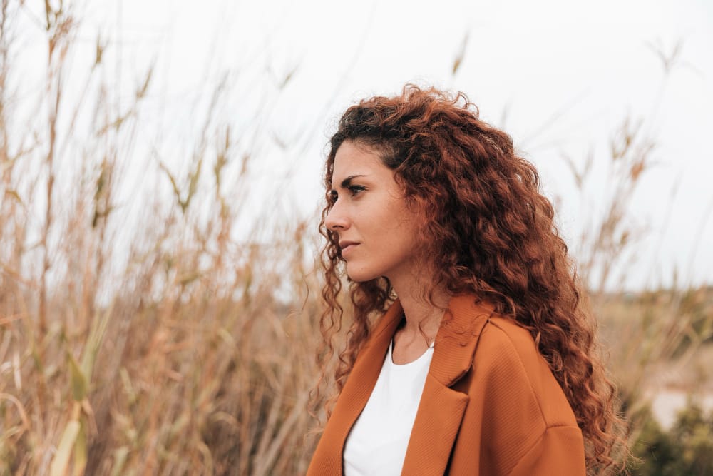 femme chevelure caramel