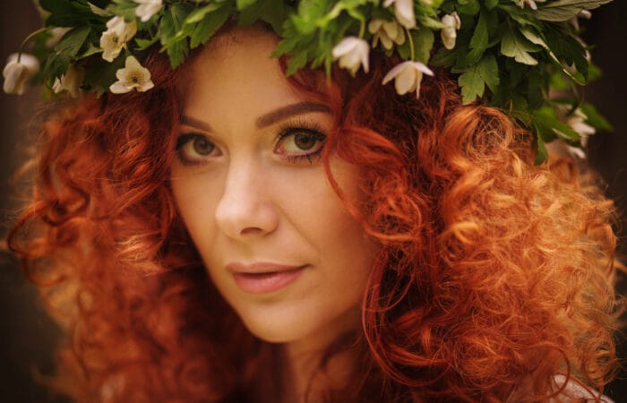 Femme souriante après une chimiothérapie avec une coloration végétale à Lille