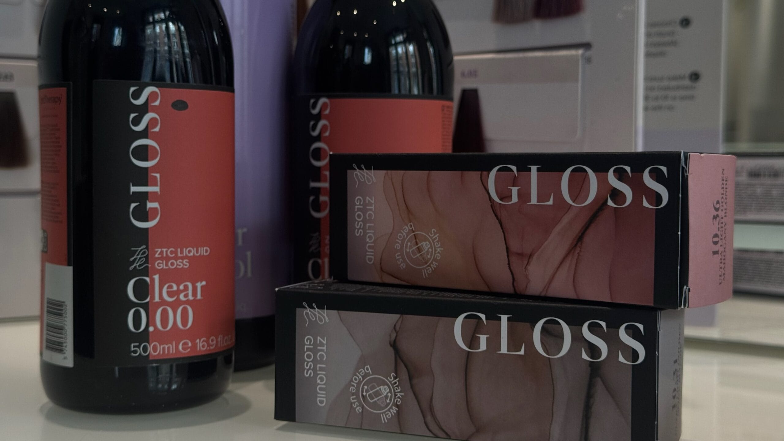 Tube de Zenz Therapy Liquid Gloss avec nuancier pastel et teinte CLEAR visible