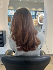 balaayge souple caramel Balayage caramel chaud sur coupe longue avec lumière douce