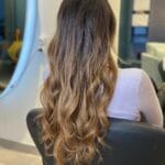 Femme de profil avec reflets caramel cuivré