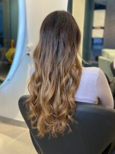 Femme de profil avec reflets caramel cuivré