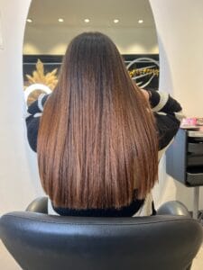 balayage cheveux caramel Chevelure châtain lisse avec reflets caramel doré et effet fondu naturel