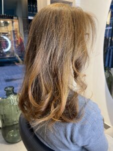 femme colorée avec une coloration végétale aux plantes tinctoriales à lille