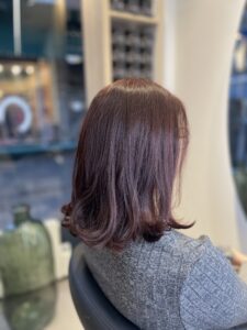 Femme colorée avec une coloration végétale dans un salon de coiffure à lille