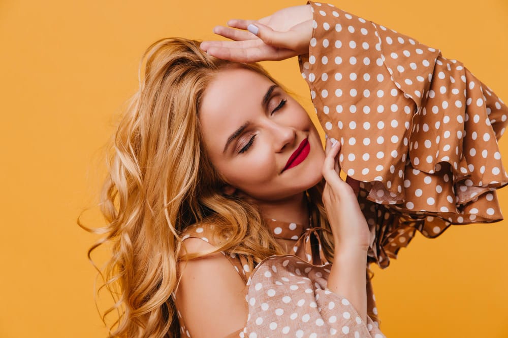 Femme aux cheveux longs avec balayage miel naturel et reflets lumineux