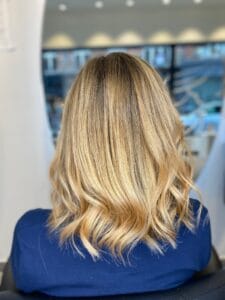 Cheveux longs brillants avec technique balayage miel effet soleil