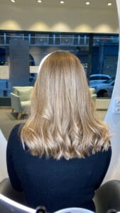Balayage cheveux miel sur femme, reflets chauds et dimension naturelle