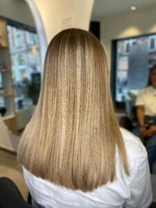 Gros plan reflets balayage miel sur cheveux longs – coloriste Lille