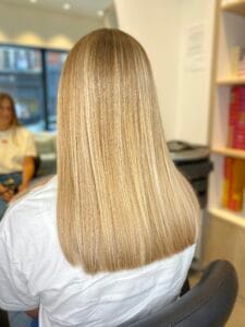 Balayage miel sur cheveux longs : reflets dorés et dégradé fondu