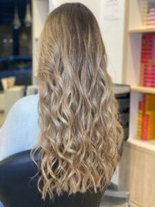Avant-après : balayage miel sur longue chevelure, résultat fondu
