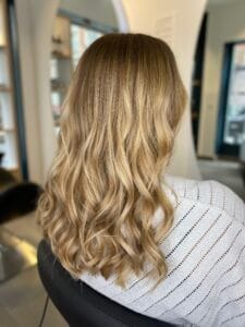 Technique balayage miel sur cheveux longs : dégradé doux et brillant